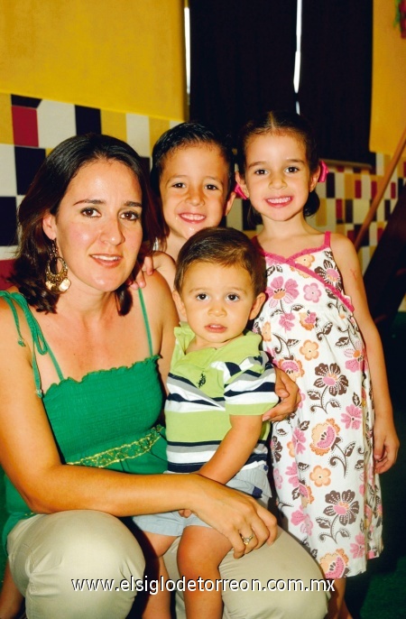 Susana Beltrán del Río de Issa junto a sus hijos Juan Carlos, Fernanda y Roberto Issa Beltrán del Río.