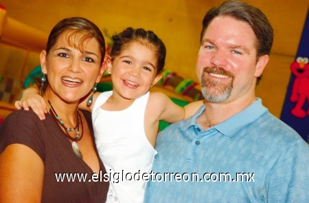 Celebra su cuarto cumpleaños
Evy Frias de Case y Thomas Case junto a su hija Megan Case Frias.