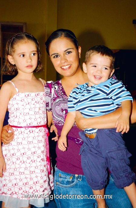 Norma Duarte de Lavín con sus hijos Regina y Luis.