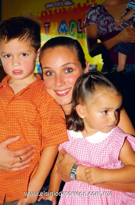 Lizette Canedo de Bartheneuf con sus hijos Eduardo y Samanta Bartheneuf Canedo.