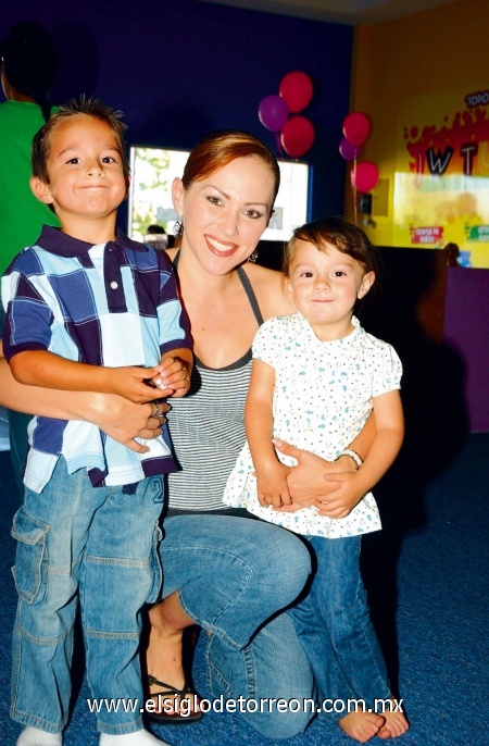 Maribel González, Neto y Hanna Segura.