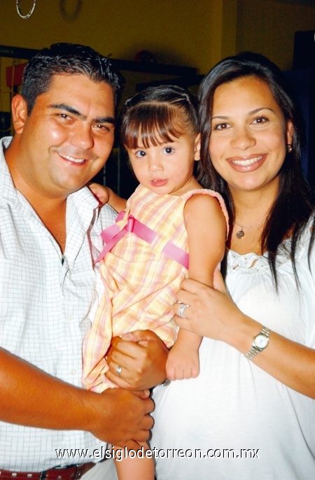 Juan Carlos Gómez y Amy Reyes de Gómez con su ahijada Layla Sada Reyes.