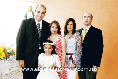 Primera Comunión
Paulina García Gómez junto a sus padres Guillermo García y Anabel Gómez, así como sus padrinos Rodolfo López e Ileana Gómez.