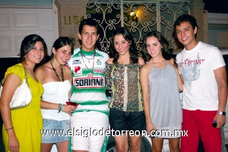 Karla Valdéz, Ale Jaime, Alejandro Islas, Nancy de la Garza, Iván Martínez y Marifer Fernández.