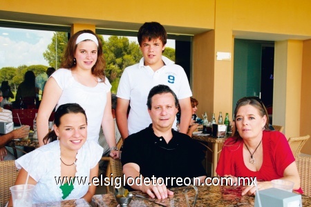 Raúl González, Gabriela de González, Mariana, Ana Gabriela y Raúl González.