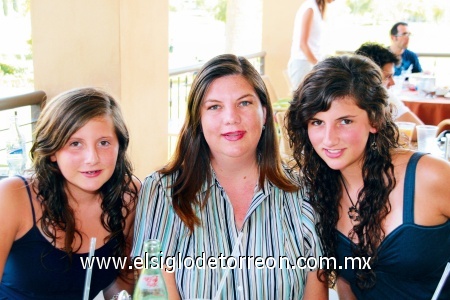 Laguneros de paseo por los restaurantes
Erika Marcos, Luly de Marcos y Luly Marcos.