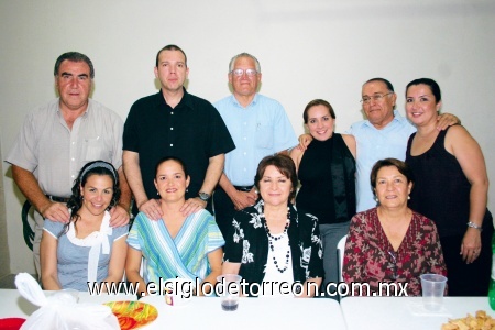 Reunión Familiar
Any Guinea, Silvia Benavides de Alvarado, Silvia Franco de Benavides, Yolanda N. de Galván, Tomás Alvarado, Jesús Guinea, Rodolfo Benavides, Nayar Galván, Priscila Galván y Georgina Galván de Ramírez.