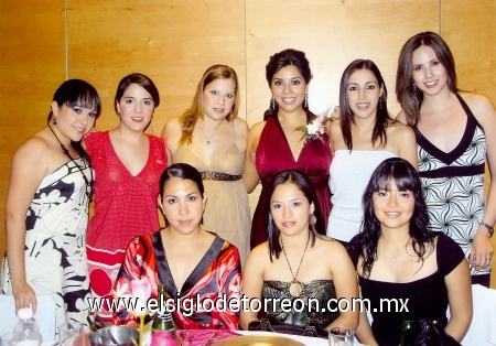 Laura Quintero, Alina Arratia, Charlotte González, Carolina Corona, Diana González, Cecy de de la Maza, Sofía de García, Olga García y Alma Ugalde.