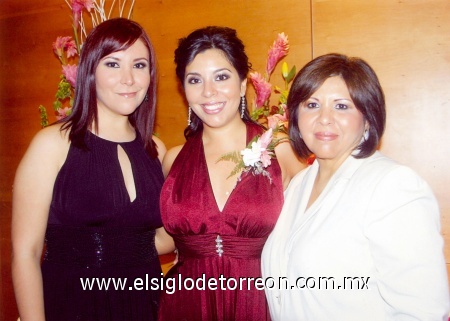 Feliz en su despedida
Elizabeth Corona Luna, Carolina Corona Luna y Elizabeth Luna de Corona.