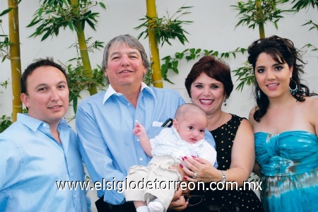 Alejandro Serna García junto a sus padrinos Iván, Ignacio y Estela Obeso y Alina Arratia Morales.