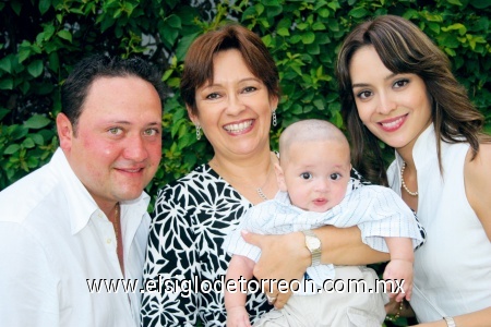 El festejado junto a sus papás José Luis Serna García y Paty Michel de Serna, así como su abuela materna, Laura Salinas.