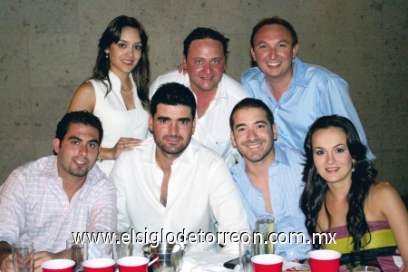 Paty Michel de Serna, José Luis Serna, Iván Obeso, Daniel Cepeda, Fernando Ramos, Adrián Aguilera y Erika Wolff.