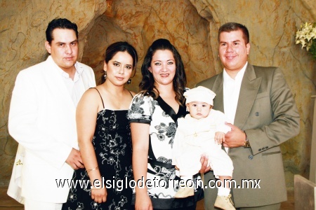 El pequeño junto a sus padres Nelson Juárez Rodríguez y Mayra Armendáriz, así como sus padrinos Jorge Raygosa Ferniza y Silvia Ivonne Torres Rodríguez.