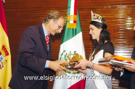 El Embajador de España recibiendo un reconocimiento en manos de la reina del Parque España.