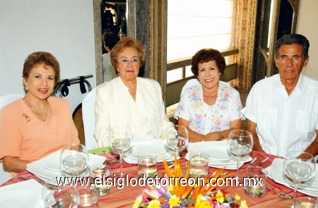 Tere Gutiérrez, Maga de González, Minina y Marcelino González.