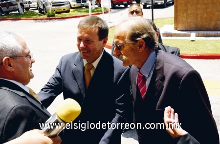 El Embajador durante una entrevista a los medios de comunicación.