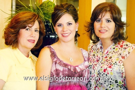 Esther Jalife de Baeza y Karla Barza de Casab junto a Christian Baeza de Elizondo.