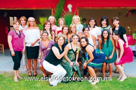 Regina Villarreal Pastrana junto a sus amigas y hermanas, quienes le organizaron su despedida.