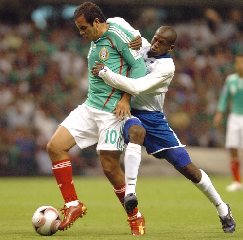 Como por arte de magia todo cambió cuando ingresó Cuauhtémoc Blanco y el público estalló en emoción.