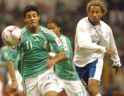 El tecnico del 'Tri' dio la sorpresa en la delantera con Giovani Dos Santos, del Tottenham, y Carlos Vela, del Arsenal, los campeones del mundo Sub-17 2005.