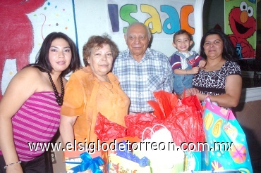 10082008
Isaac Aldana acompañado en su cumpleaños por María Judith Aldana, sus abuelitos Humberto y Olivia Aldana, y su tía Rosario Aldana