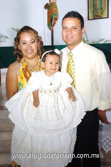 10082008
Karla Sofía acompañada por sus papás Lic. Carlos Gerardo Mendoza Flores y Lic. Eunice Calderón Eguia