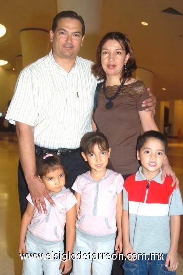 12082008
Germán, Cony, Marcela y Ana Sofía Campos y Jorge Alberto García.