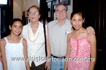 10082008
Héctor Astorga, Elia de Astorga, Alexa y Frida Astorga.