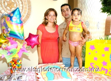 13082008
La cumpleañera junto a sus papás Alicia Izquierdo Sáenz y Rafael Velazco Castellanos