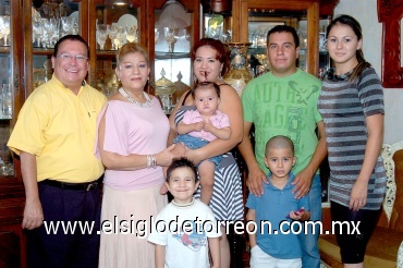 14082008
Manuel Francisco Robles Carreón y Susana Gallegos Jiménez festejaron 35 años de casados, junto a sus hijos Claudia Susana, Jorge Alberto y Élida de Rosales, así como de los niños Manuel, Jorge y Mónica