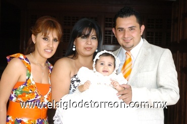 15082008
Ana Sofía con su mamá Judith Meléndez y sus padrinos Fabiola Carrillo y Marco Meléndez