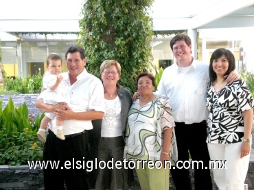 16082008
El pequeño Rodolfo junto a sus papás y sus padrinos Lic. Roberto Ortega Ávalos y Rosie Mattheij-van Riet