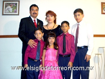 17082008
M.I. Mario Moreno Rodríguez acompañado por su esposa Lic. Judith González Castro y sus hijos Luis Mario, Mario Iván, Mario Ulises y Pamela J. Moreno González