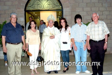 15082008
Luis Gaytán, Ana María de Gaytán, Sr. Obispo José Guadalupe Galván Galindo, Ana Cristina y Ricardo Gaytán, y Carlos Delgado