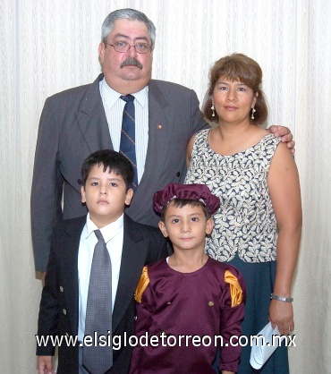 17082008
Guillermo Romero Castañeda, María Elena Maldonado de Romero y los niños Guillermo y Gabriel Romero Maldonado