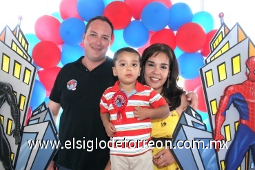 17082008
Roberto Acosta y Almendra Olguín con su hijo Roberto Acosta Olguín.