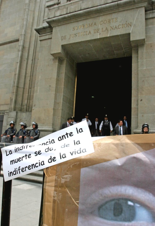 La Oficina de Comunicación Social precisó que, una vez que la máxima autoridad judicial en el país emitió su voto resolutivo en torno a la ‘legalidad’ del aborto, la Arquidiócesis, “con profundo dolor y desconsuelo, hizo doblar las campanas de la Santa Madre Iglesia Catedral por los millones de niños que serán sacrificados ante el ‘amparo’ de la inicua ley de los hombres”.