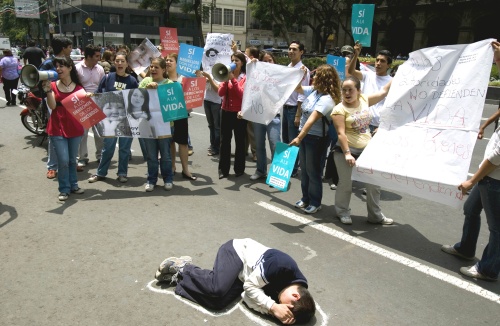 A las 12:00 horas en punto se inició el acto en tañido conocido como “Triple doble de campana” simbolizando un estado de luto y “manifestar nuestro dolor ante el refrendo de la ley criminal del aborto en nuestra ciudad”, sostuvo la Arquidiócesis que encabeza el cardenal Norberto Rivera Carrera.