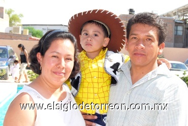 19082008
El festejado con sus padrinos José Ríos Franco y Dora María Sánchez.