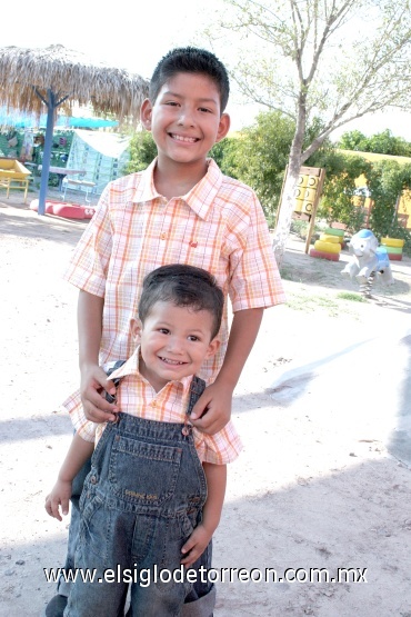 19082008
Max y Juan Pablo Hernández Cázares fueron festejados al cumplir ocho y dos años de edad, respectivamente.