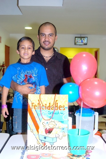 24082008
El festejado junto a su papá Edú Rafael Hernández.