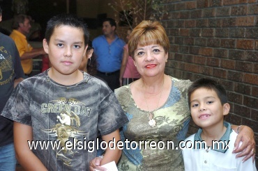 24082008
Eduardo Reyes, Graciela González y José Gustavo Reyes.