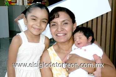 24082008
Hilda Santacruz Polendo con sus nietas Ana Camila y Amelia.