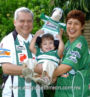 28082008
¡Que divertidos y le van al Santos! Julián y Paty Gómez con su nieta primogénita Emma