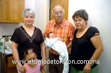 28082008
Señores Jesús Solares Aguayo, Rosa María Landeros y Aurora Carrizales de Gómez, felices por el nacimiento de su nietecito César Santiago Solares Gómez