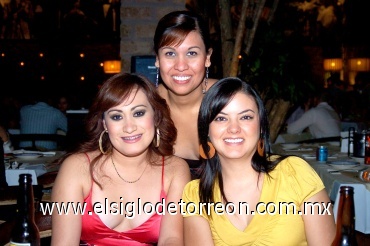 31082008
Pamela Garza festejó su cumpleaños junto a sus amigas Lizeth Oliva y Liza Bueno