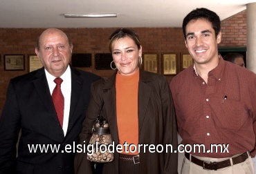 31082008
P. Alejandro Treviño, Martha Correa y Carlos Gregorio Ramírez.