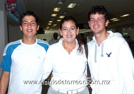 01092008
Juan Francisco Machado, Rocío Sotelo y Oswaldo Machado viajaron   la Ciudad de México.