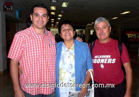 02092008
Abraham Morán viajó a la Ciudad de México y lo despidieron Marycruz y Cristino Morán.