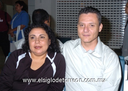 02092008
Georgina Canaan viajó a Veracruz y la despidió José Luis de los Santos.